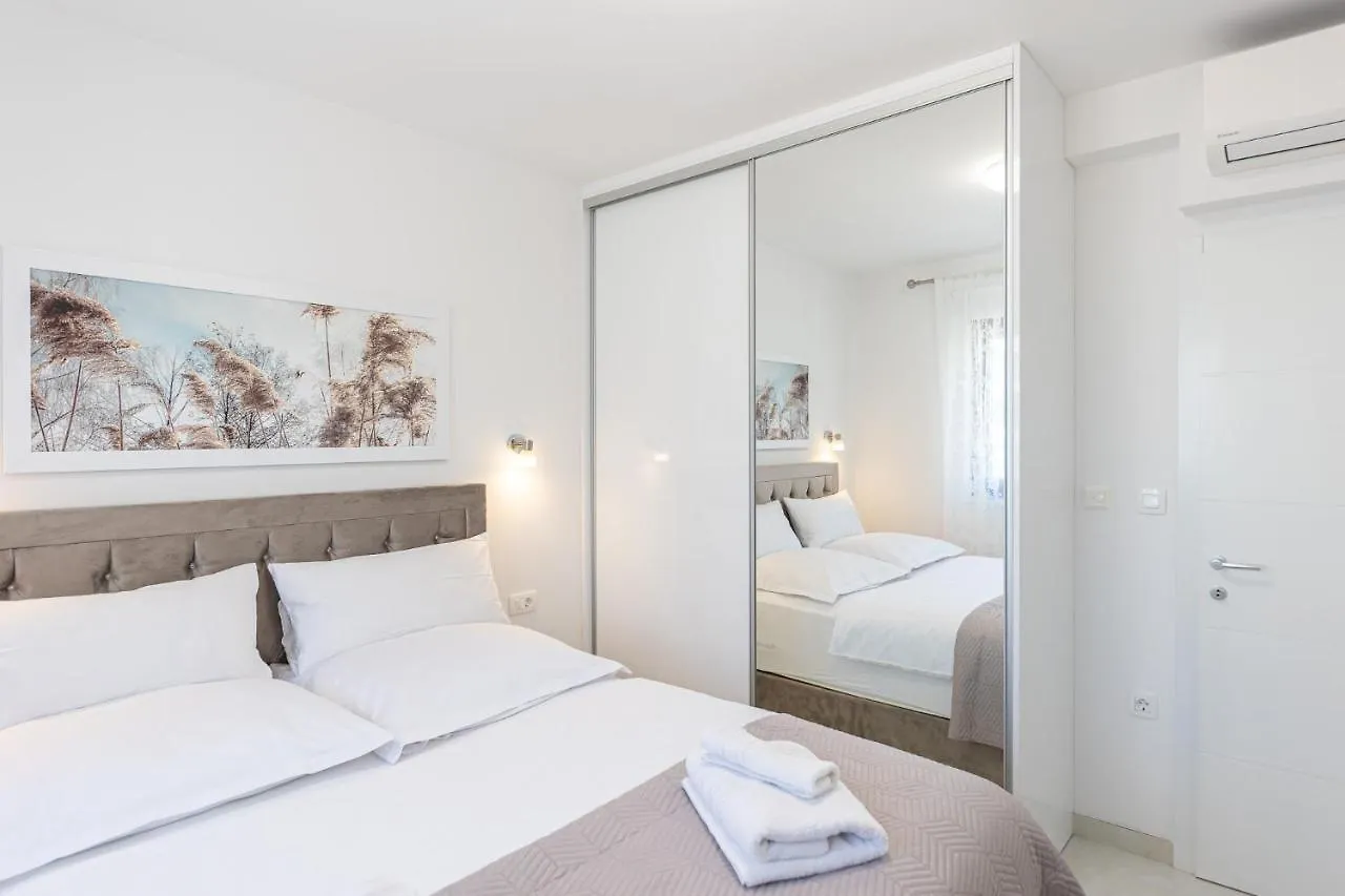Apartment Summer Breeze Okrug Gornji Trogir